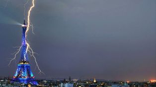 Un rayo choc&oacute; contra la torre Eiffel y el cielo se llen&oacute; de magia