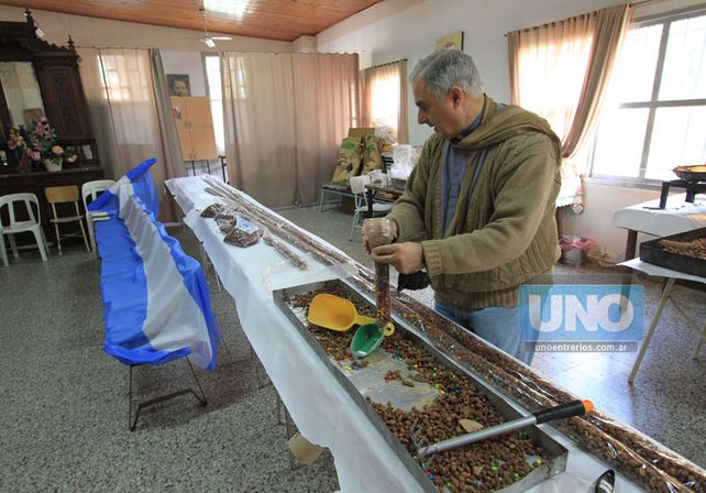 Para la posteridad. El sacerdote Vernaz tiene casi lista la garrapiñada empaquetada de 33 metros. (Foto UNO/Juan Ignacio Pereira)