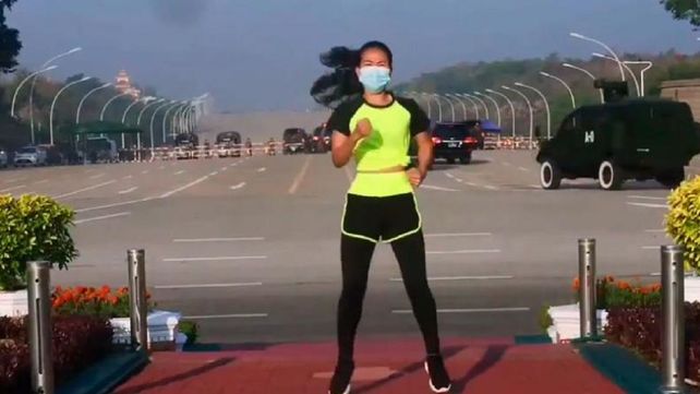 Transmitía sus clases de aerobic mientras estaban dando un golpe de Estado en Nyanmar
