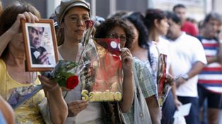 Con emoci&oacute;n y tristeza miles de personas despiden a Sandro en el Congreso