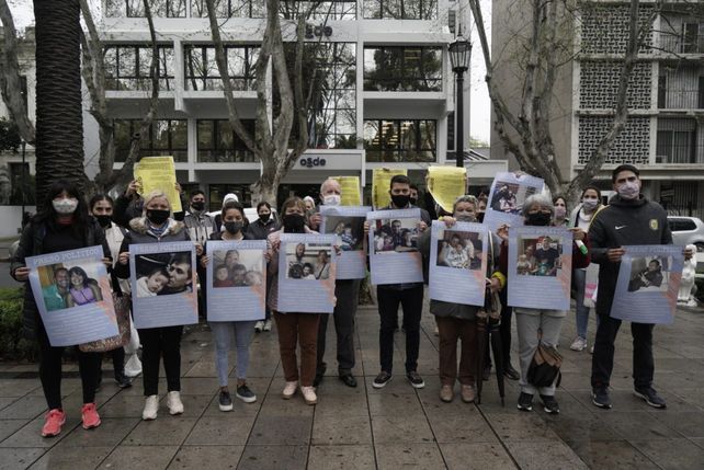 Los familiares de los 9 policías detenidos en el marco de la causa Casco se concentraron la mañana de este viernes frente a los Tribunales Federales.