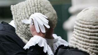 Despiden a tres jueces británicos que navegaban en páginas porno en el horario de trabajo