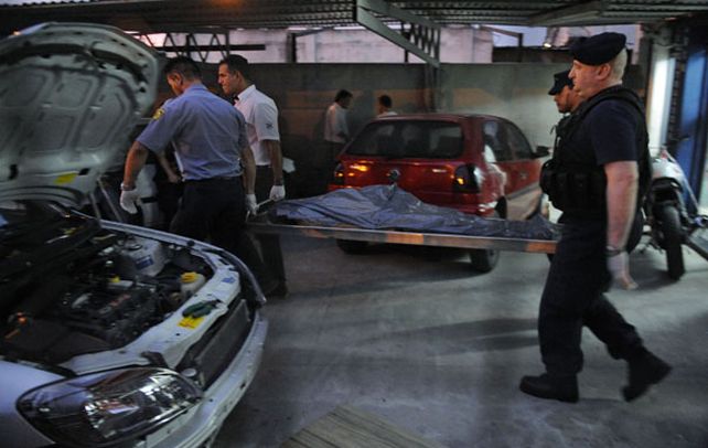 El cuerpo de Pablo Correa es retirado del local donde trabajaba. (Héctor Rio / La Capital)