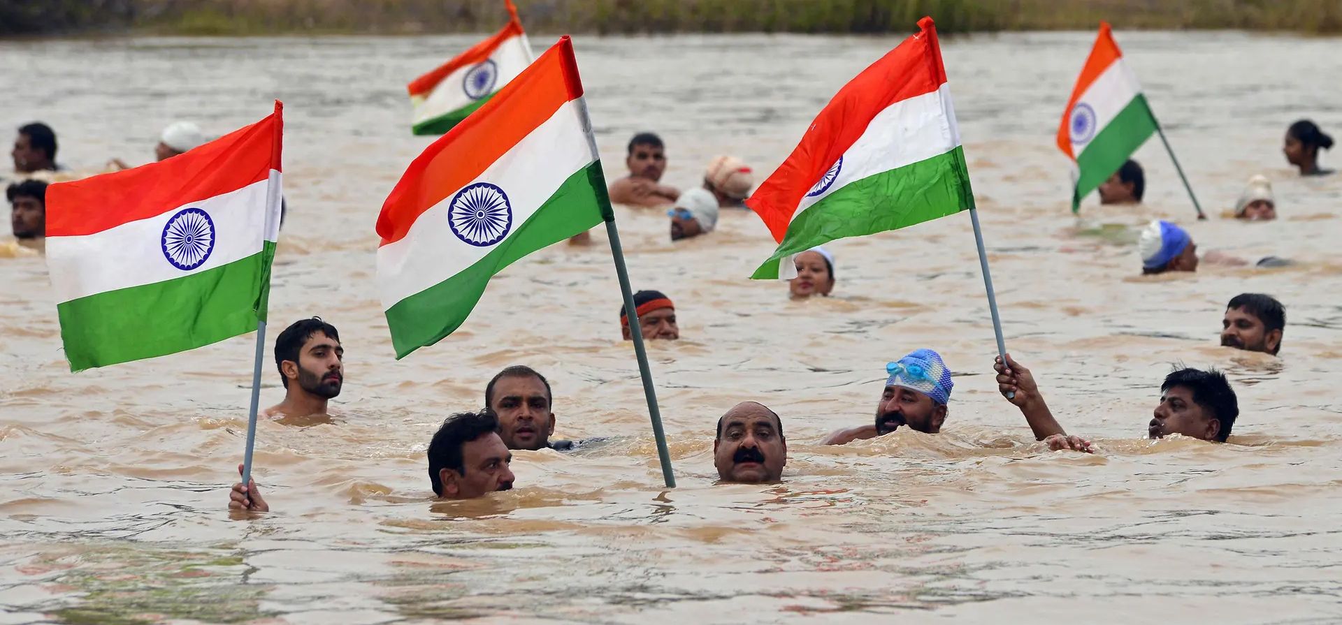Jabalpur, India. Personas sosteniendo banderas nacionales indias en el río Narmada como parte de una manifestación de banderas en la víspera de las celebraciones del Día de la Independencia del país. Fotografía: Uma Shankar Mishra/AFP/Getty Images Jabalpur, India. Personas sosteniendo banderas nacionales indias en el río Narmada como parte de una manifestación de banderas en la víspera de las celebraciones del Día de la Independencia del país. Fotografía: Uma Shankar Mishra/AFP/Getty Images