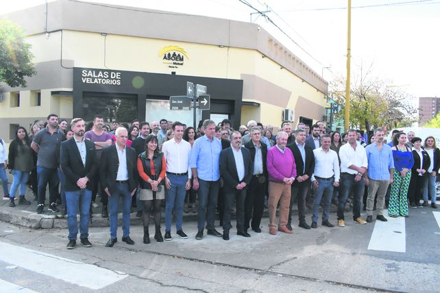 Foto grupal con todas las personas asistentes al evento.