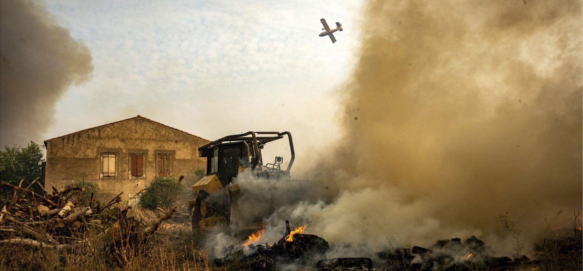 Un avión sobrevuela un incendio forestal cerca de Saint-Laurent-de-la-Cabrerisse, en el sur de Francia, el miércoles 6 de agosto de 2025. (Securité Civile vía AP) Un avión sobrevuela un incendio forestal cerca de Saint-Laurent-de-la-Cabrerisse, en el sur de Francia, el miércoles 6 de agosto de 2025. (Securité Civile vía AP)