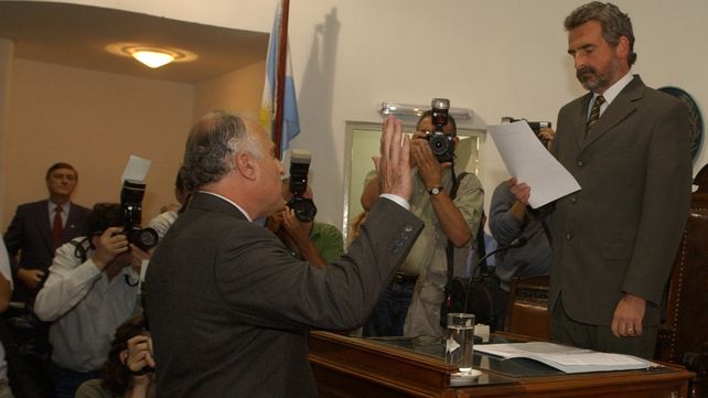 Lifschitz jura como intendente de Rosario el 10 de diciembre de 2003 en el Concejo. Lo haría nuevamente en 2007.