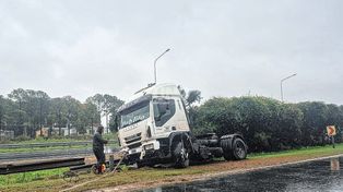 Un camión despistó durante el diluvio y terminó en la banquina de la Autopista Santa Fe-Rosario