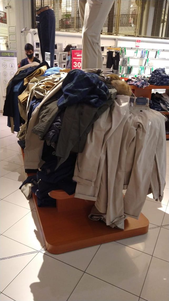 Desaforados por conseguir ofertas en Falabella, tiran mercadería al piso y dejan la tienda hecha un desastre