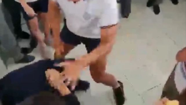 Dos alumnos se pelean en el baño de un colegio religioso de Corrientes. El ganador se llevaba algo más de 200 pesos.