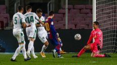 Rodeado de rivales, Lionel Messi la toca suave al fondo de la red marcando el segundo blaugrana tras gran jugada del neerlandés De Jong. Rodeado de rivales, Lionel Messi la toca suave al fondo de la red marcando el segundo blaugrana tras gran jugada del neerlandés De Jong.