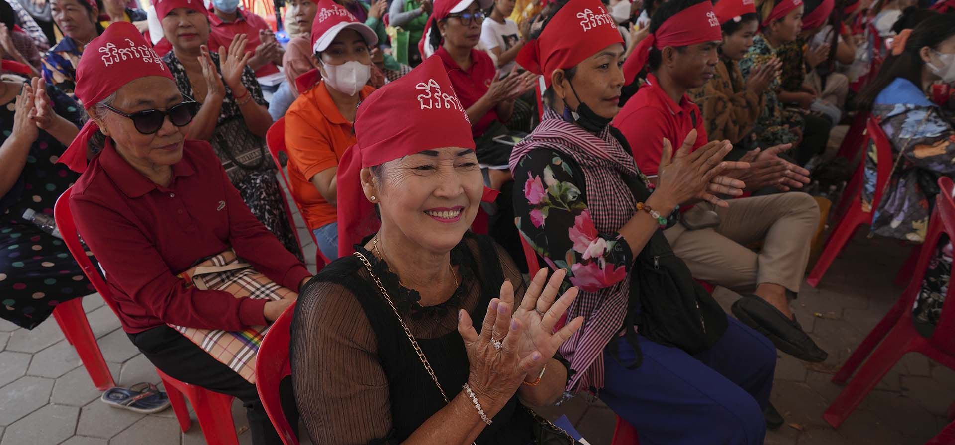 Activistas camboyanos por la tierra asisten a una celebración para conmemorar el Día Internacional de la Mujer en el Parque de la Libertad en Phnom Penh, Camboya, el viernes 8 de marzo de 2024. En la diadema se lee "Vida digna". (Foto AP/Heng Sinith) Activistas camboyanos por la tierra asisten a una celebración para conmemorar el Día Internacional de la Mujer en el Parque de la Libertad en Phnom Penh, Camboya, el viernes 8 de marzo de 2024. En la diadema se lee "Vida digna". (Foto AP/Heng Sinith)