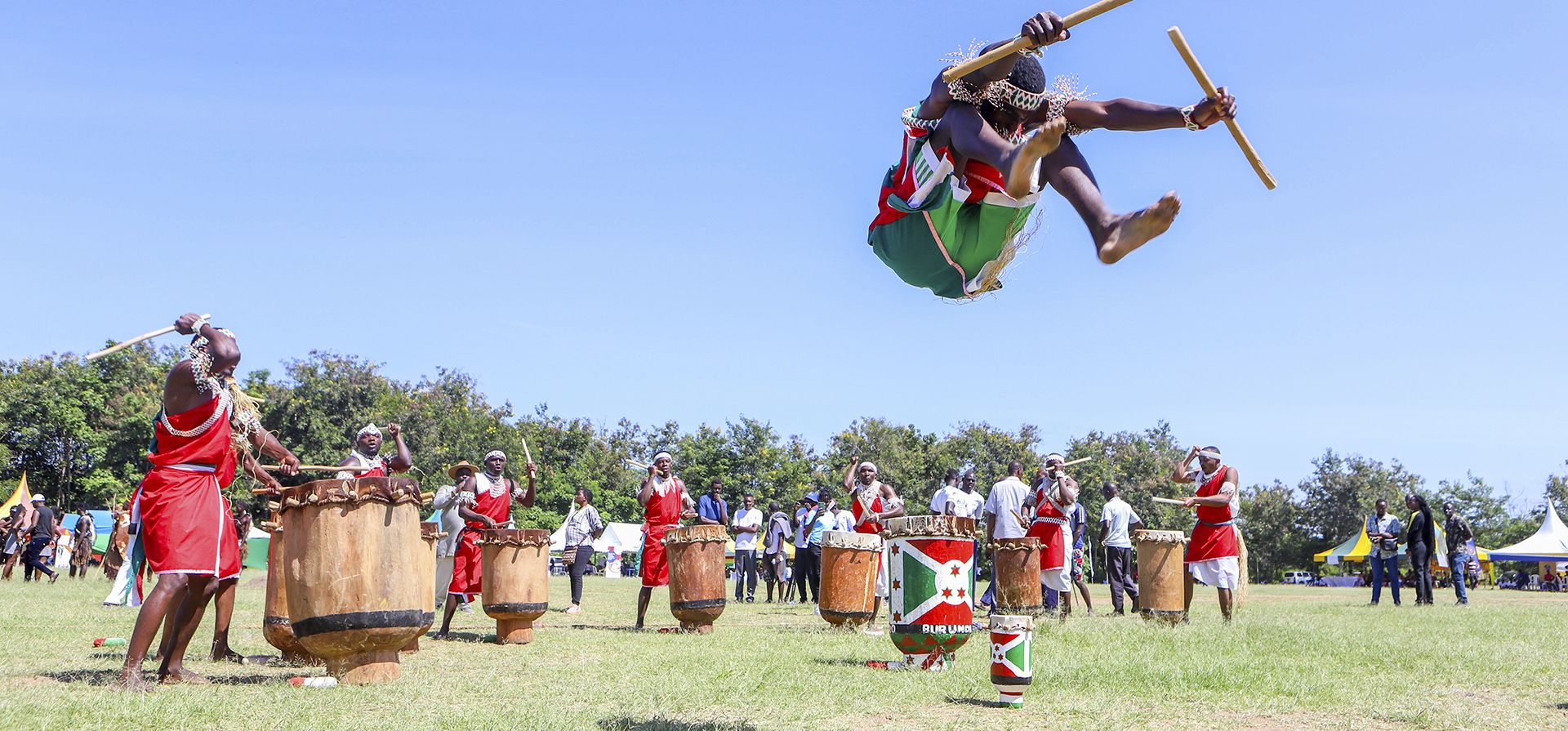 Un hombre realiza acrobacias mientras un grupo de arte de Burundi actúa durante el Festival anual Rusinga que se celebra el viernes antes de Navidad. (Foto AP)