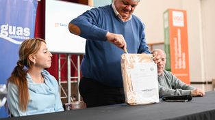El intendente Alberto Ricci y la presidenta de Aguas Santafesinas, Anahí Rodríguez, durante el acto de apertura de sobres para la licitación de las obras de cloacas en barrio Ibarra.