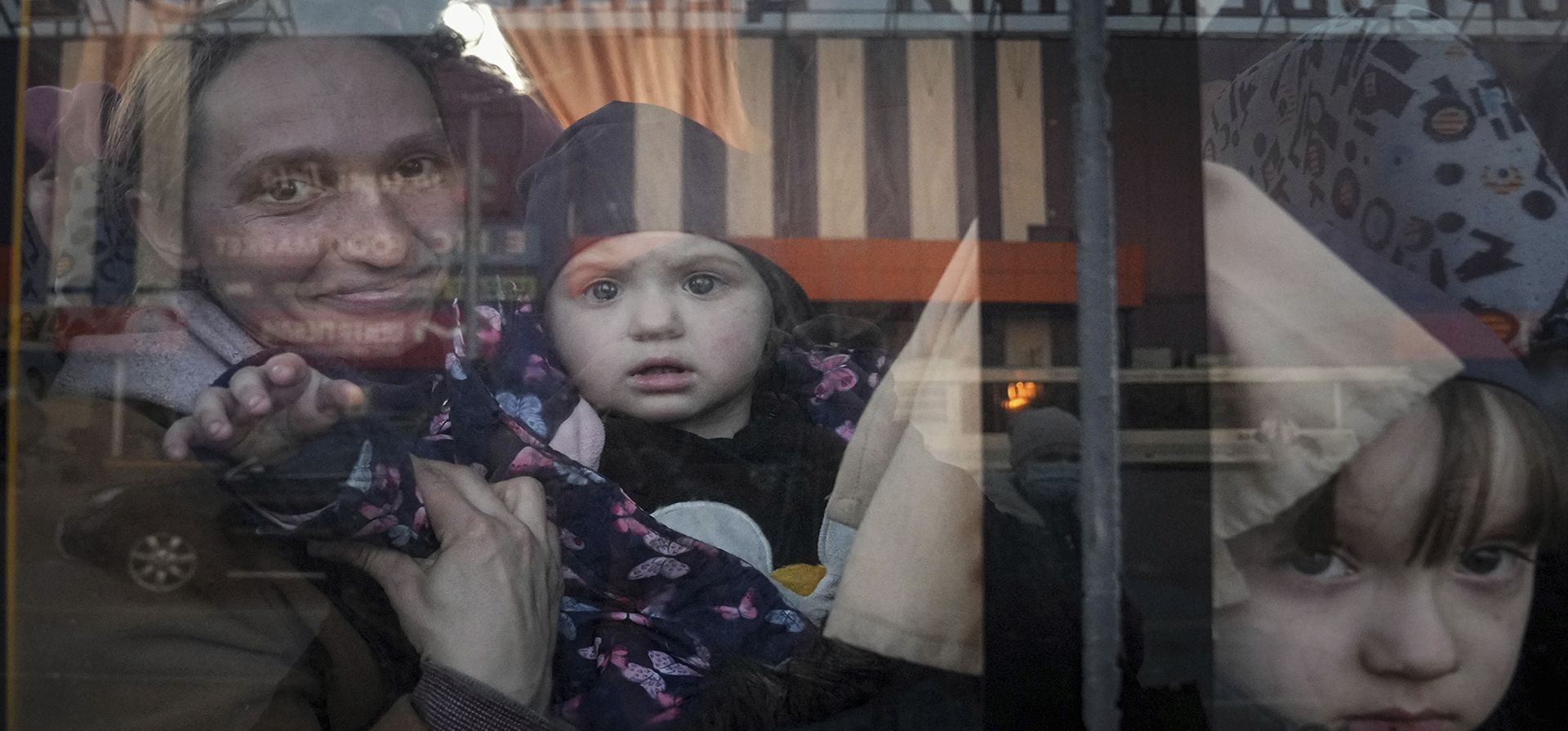 Desplazados internos miran desde un autobús en un centro de refugiados en Zaporizhia, Ucrania.