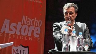 El médico Astore fue víctima de amenazas y le vandalizaron el auto.