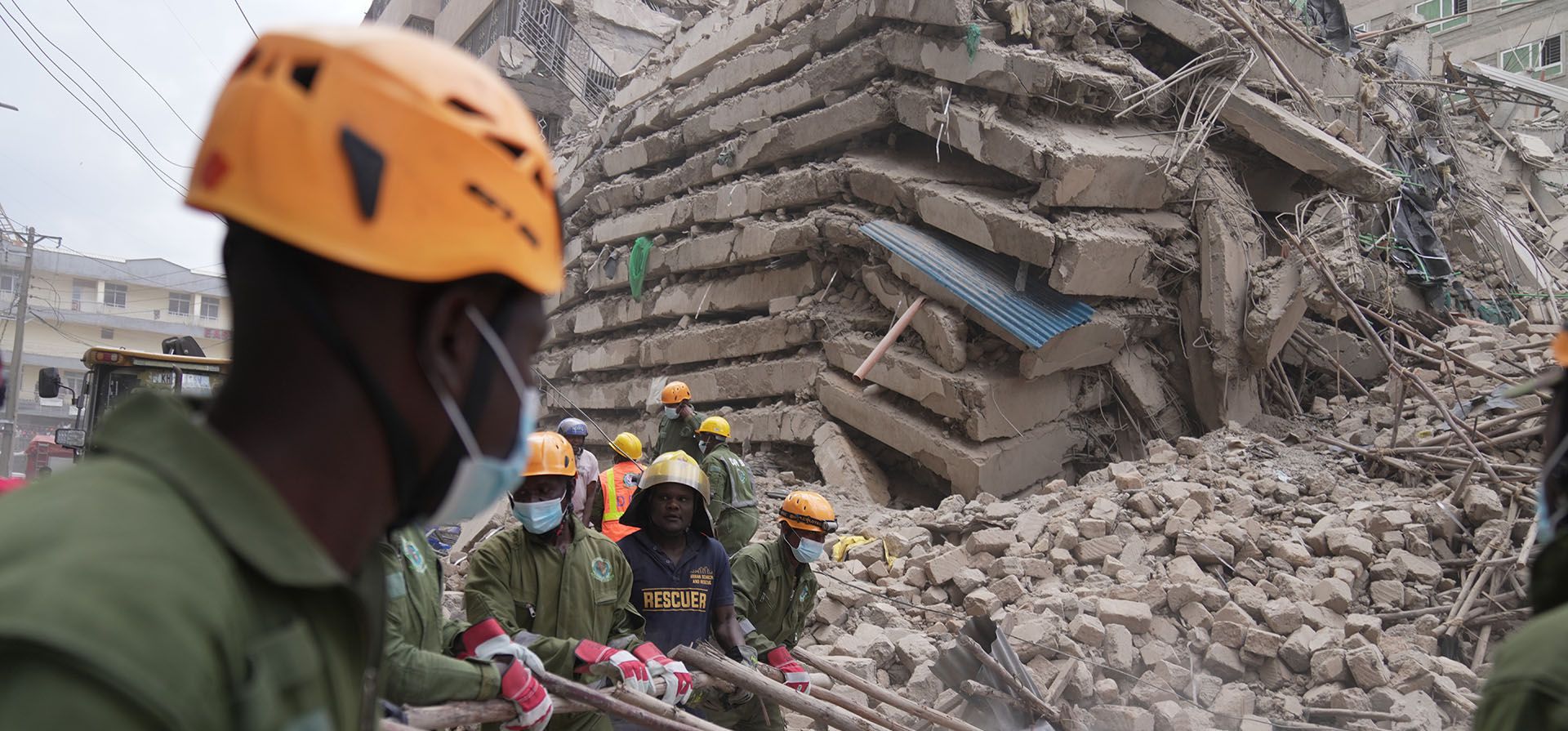 Las fuerzas de seguridad y la defensa civil trabajan tras el derrumbe de un edificio de varias plantas en Nairobi, Kenia, el viernes 23 de octubre de 2026. (Foto AP/Brian Inganga) Las fuerzas de seguridad y la defensa civil trabajan tras el derrumbe de un edificio de varias plantas en Nairobi, Kenia, el viernes 23 de octubre de 2026. (Foto AP/Brian Inganga)