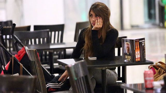 Antonella Roccuzzo pasea su sexy figura por un shopping santafesino
