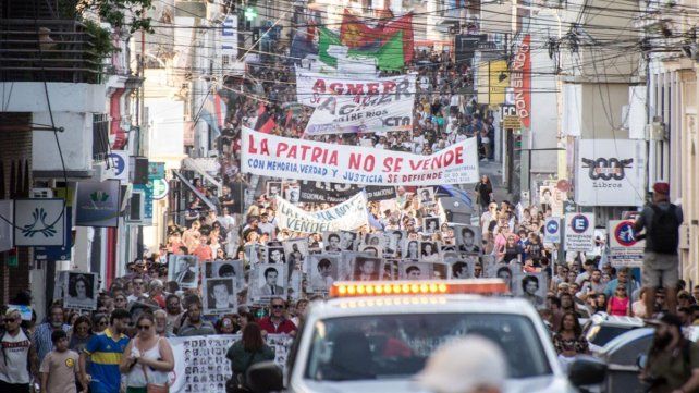 Una masiva marcha defendió el Nunca Más este 24M en Paraná