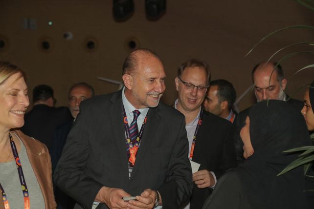 Omar Perotti junto a Gisela Scaglia y Gonzalo Saglione (ex ministro de Economía provincial).