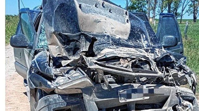 Una camioneta colisionó contra un camión en camino rural en Libertador San Martín.