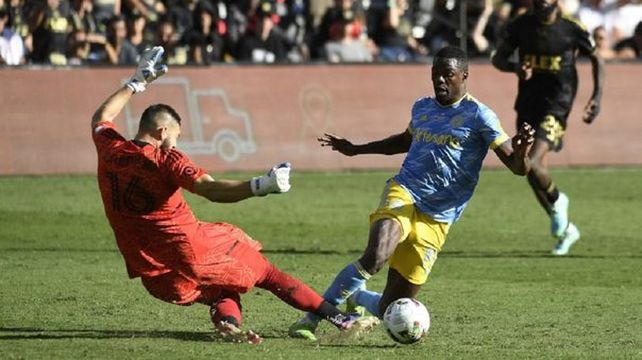 El arquero Maxime Crépeau choca con un delantero rival&nbsp; durante la final de la MLS y se fue lesionado.