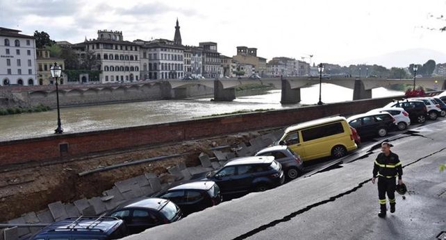 Un desplazamiento de tierra se traga una veintena de autos y deja un socavón de 200 metros en el centro de Florencia