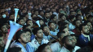 Hinchas de Bangladesh siguen con atención en una pantalla grande en Dhaka el partido que la Albiceleste derrotó a Croacia 3-0.