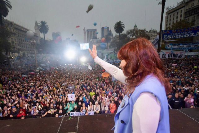 No hubo bendiciones ni dedazos de Cristina en la histórica plaza.