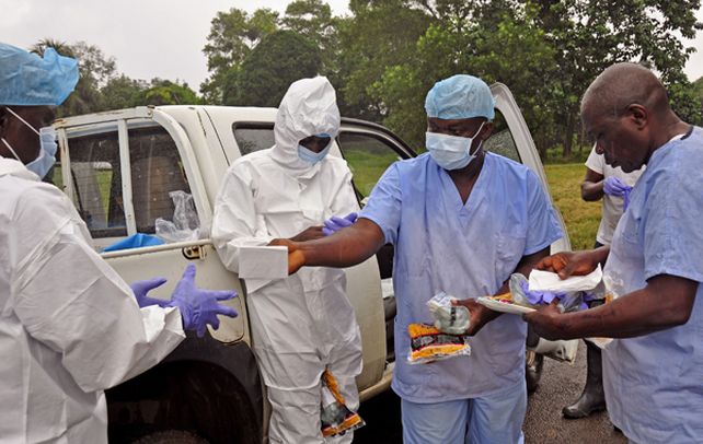 Penoso. Personal sanitario de Nigeria se prepara para asistir a enfermos.