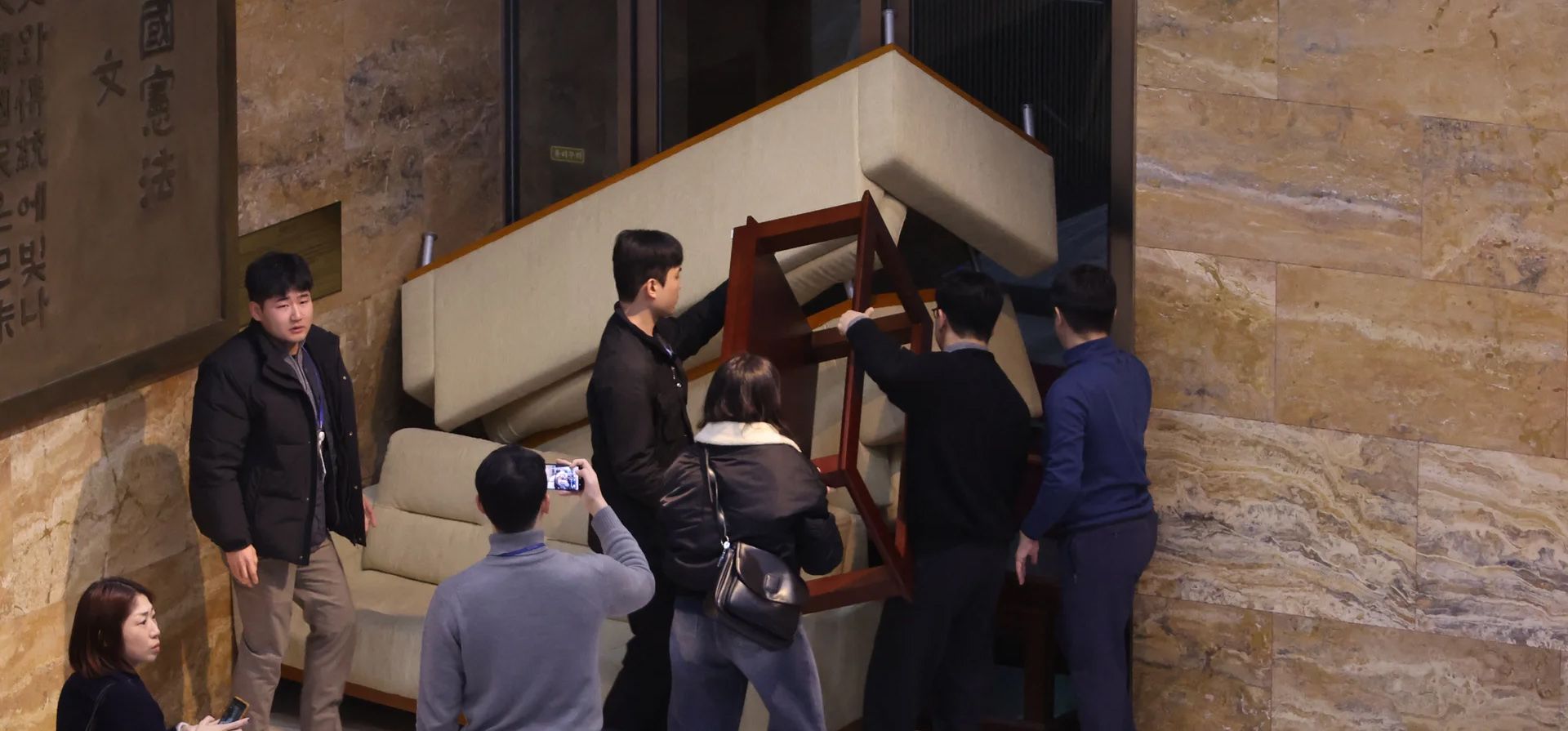 Miembros del principal partido opositor de Corea del Sur, el Partido Democrático, colocaron barricadas en la entrada del edificio de la Asamblea Nacional en Seúl. Fotografía: YONHAP/AFP/Getty Images Miembros del principal partido opositor de Corea del Sur, el Partido Democrático, colocaron barricadas en la entrada del edificio de la Asamblea Nacional en Seúl. Fotografía: YONHAP/AFP/Getty Images