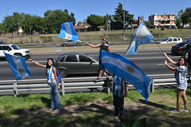 Acampe, cantos y llantos frente al predio de AFA para esperar la caravana