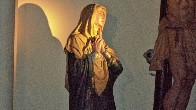 La iglesia. Invita a meditar en torno al misterio del dolor que unió las vidas de Jesús y María para redención del género humano.&nbsp;