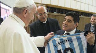 Emotivo encuentro del Papa Francisco con Diego Maradona en el Vaticano