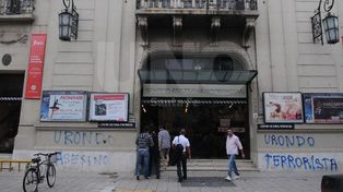 Aparecieron pintadas en el frente del Centro Cultural