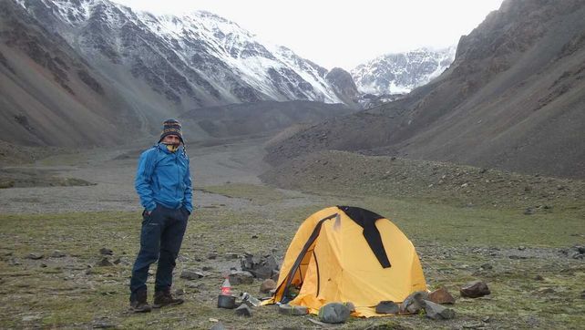 El andinista Juan Manuel Yuvone en el campamento Las Veguitas.