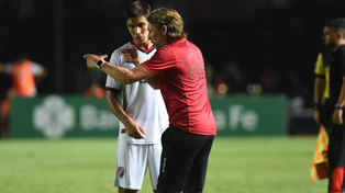 Gabriel Heinze dialoga con Juan Sforza, el hombre que maneja los hilos en el mediocampo rojinegro.