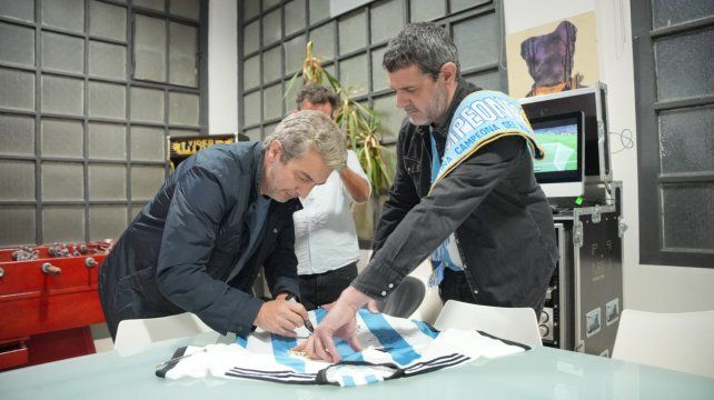 Ricardo Darín firmó contrato y camisetas. Será el narrador de “Elijo creer”. 