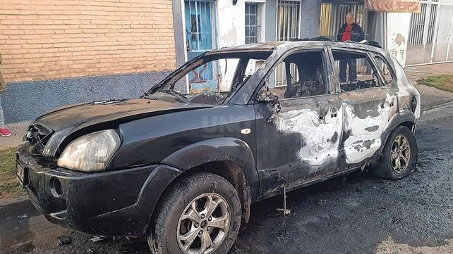 Incendiaron de manera intencional un auto y quisieron ingresar a un consultorio
