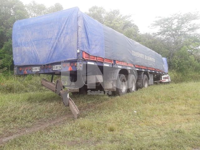 Impactante accidente entre un auto y un camión deja una mujer con severos politraumatismos