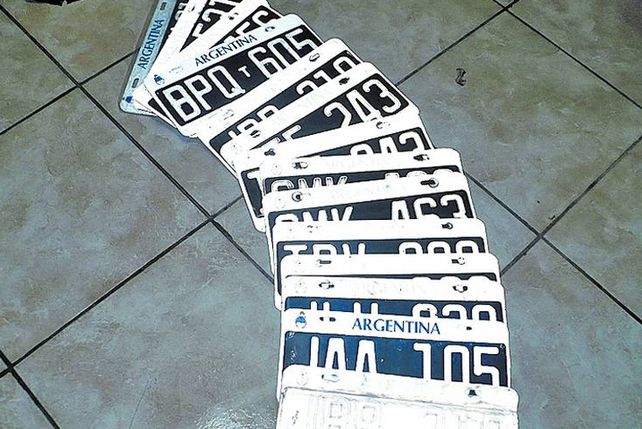 Se acaban las letras para las patentes de autos y buscan alternativas