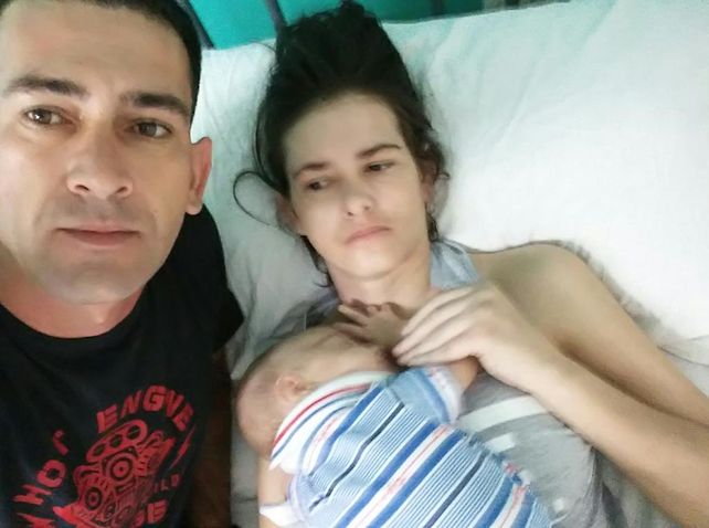 Amelia junto a su marido y el pequeño Santino. Muchos hablan de milagro.