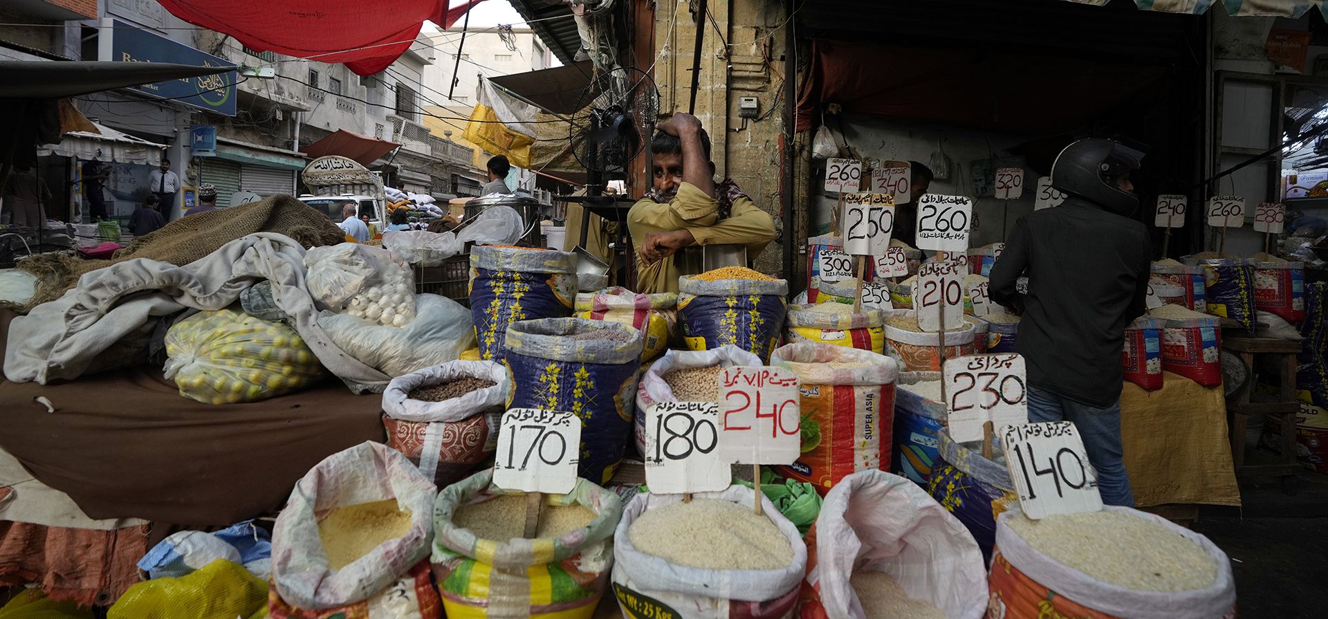 Un comerciante paquistaní espera a los clientes en el principal mercado mayorista de Karachi, Pakistán, el martes 11 de junio de 2024. (Foto AP/Fareed Khan) Un comerciante paquistaní espera a los clientes en el principal mercado mayorista de Karachi, Pakistán, el martes 11 de junio de 2024. (Foto AP/Fareed Khan)