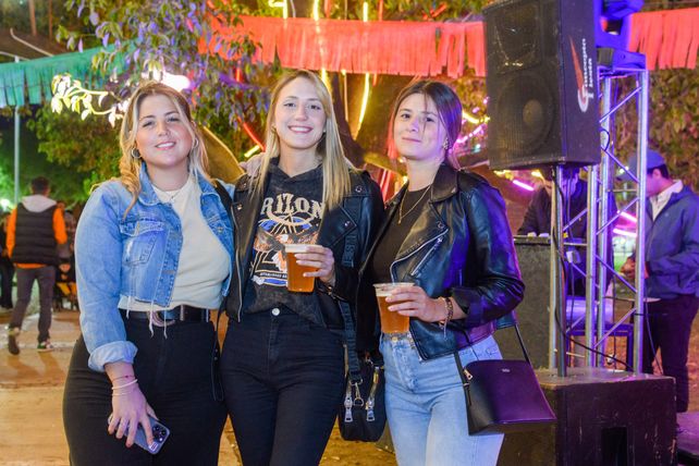 Noelia Flematti, Julia Gasparri y Agus Sciortino
