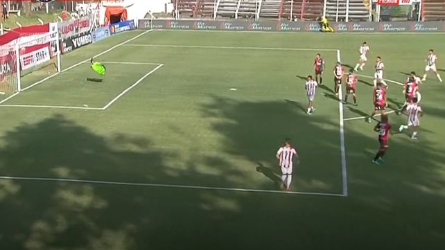 Macagno se estira pero no puede con el zurdazo de Scarone.