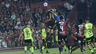 El juego aéreo, una de las principales fortalezas de Mansilla, que le permitió subir en la consideración de Heinze.