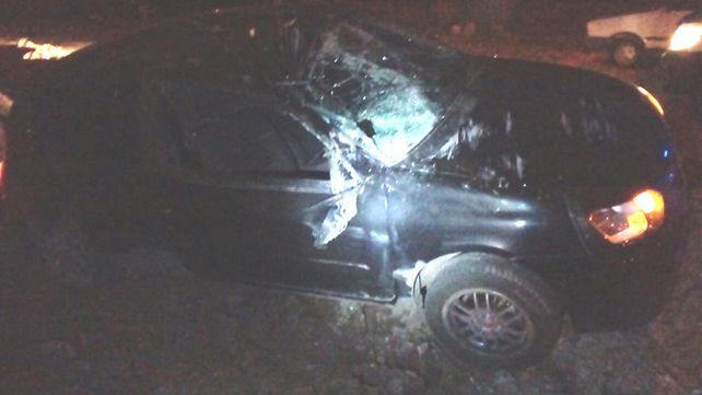 El conductor de un auto perdió el control y terminó en la banquina
