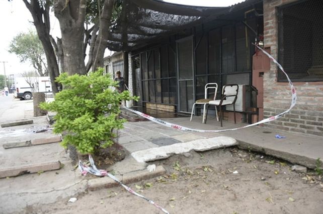 Héctor Albino Almaraz estaba sentado en la puerta de su casa de Demetris al 6000 cuando lo atacaron dos asaltantes.&nbsp;
