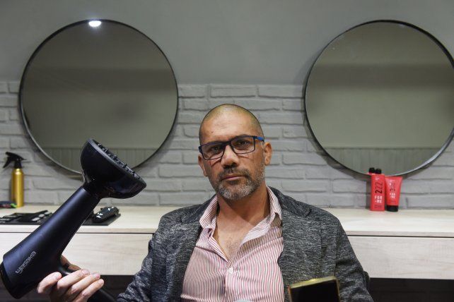 Toda la onda: se cortó solo y abrió una peluquería full para cabellos con rulos 