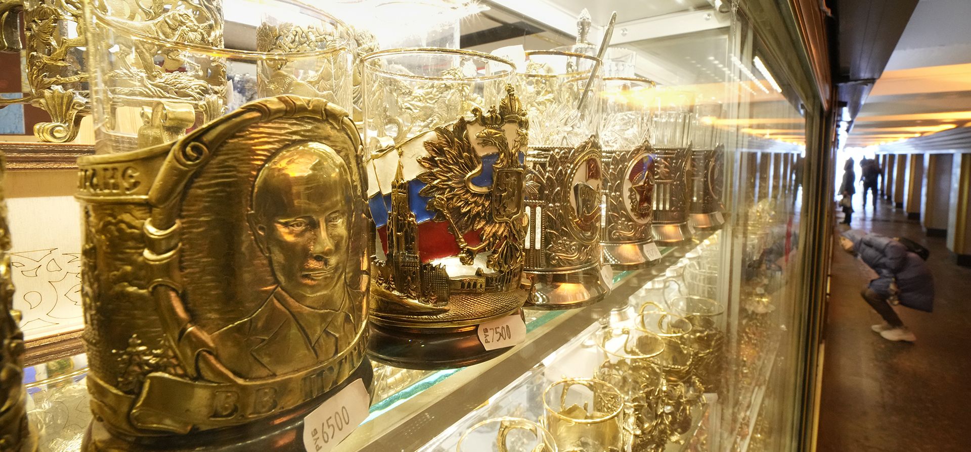 Un portavasos que representa al presidente ruso Vladimir Putin, a la izquierda, entre otros, se exhibe a la venta en una tienda de souvenirs en una calle de San Petersburgo, Rusia, el martes 5 de abril de 2022.